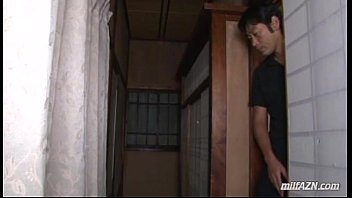 スカートの中の熟女は、床に自分自身を指でオナニーしているポルノ雑誌を見つけました