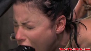 屈辱を与えられているカエル縛られた女