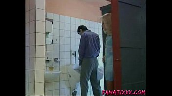 公衆トイレで犯されたドイツの成熟した女性