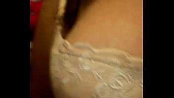 体を見せている毛むくじゃらのぽっちゃりした女の子