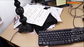 男は彼女がお金を持っているために熱いビジネスウーマンと取引をしました