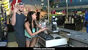 かわいいティーンは現金のために吸われて、めちゃくちゃにされます13