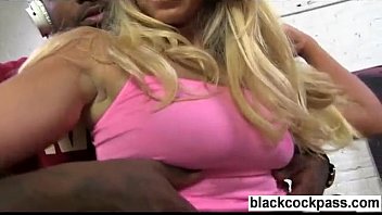 巨乳ティーンブロンドと黒人男性のギャング