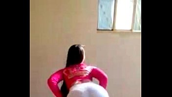 Jhennis kutkutダンスファンクは彼女が普通ではないkutkutと呼んでいます[1]