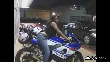 私の相棒の妻をクソ-白い男は黒い雌犬の妻を満足させる