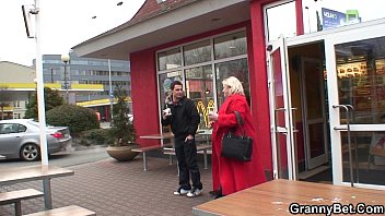 Бабушка и парень с огромными сиськами