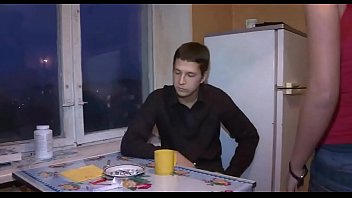 Она играет с большим членом мужчины