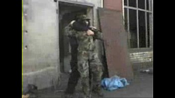Брюнетка солдат трахал